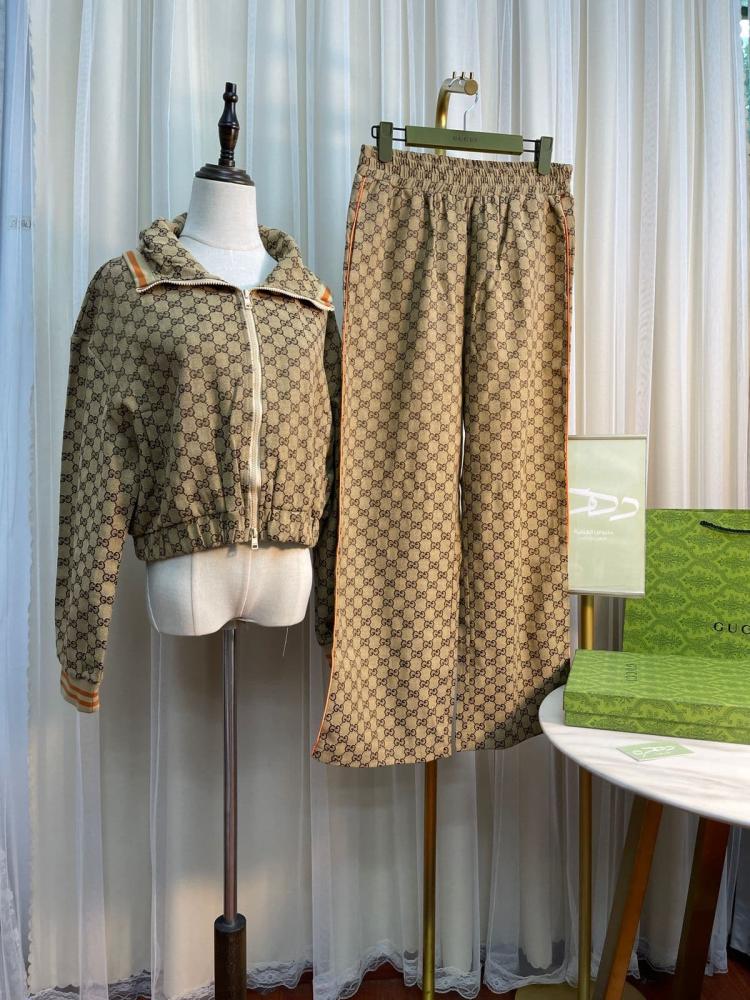 طقم قوتشي شتوي من الجاكار بطباعة نقوش بحرف G مزدوج