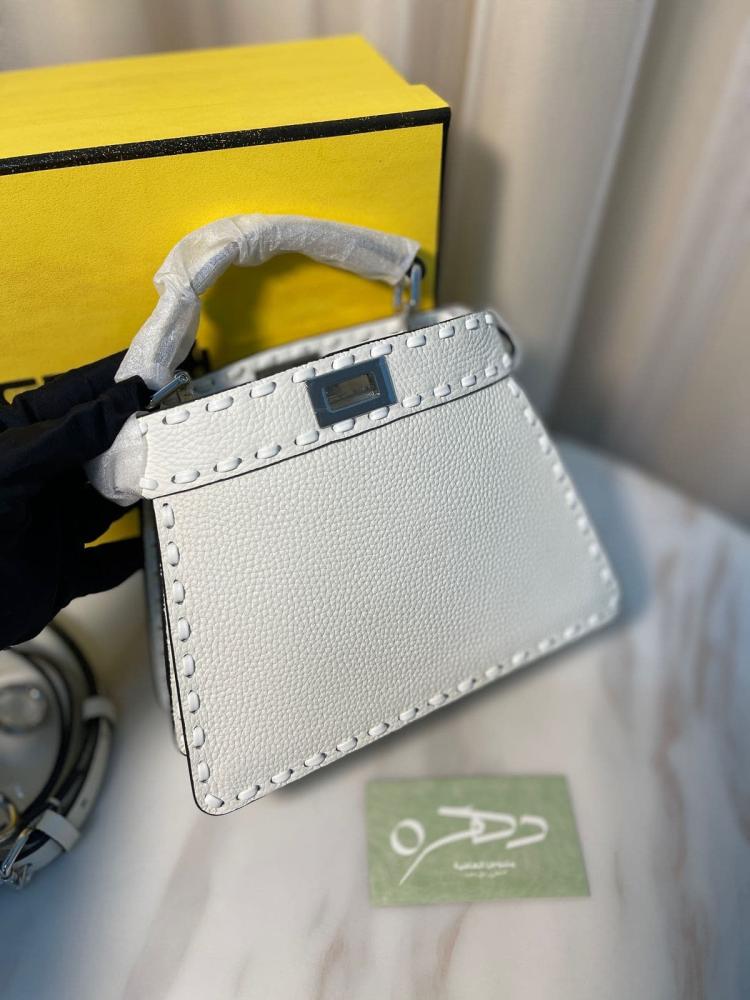 حقيبة بيكابو ايسيو سيليرا بيضاء من فندي