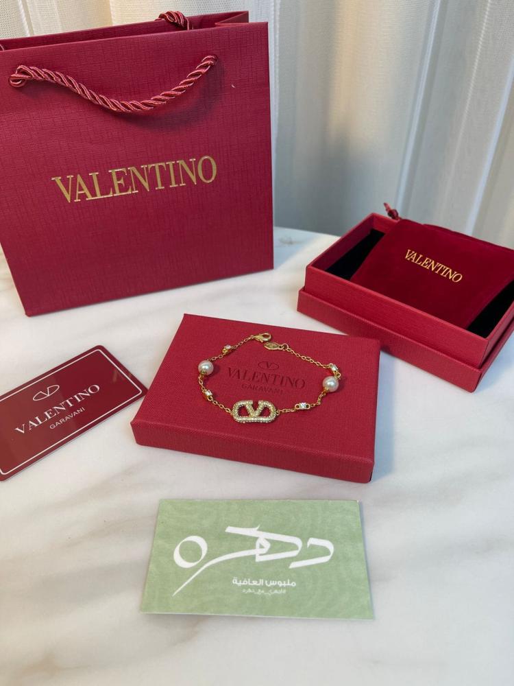 سوار بشعار فلوجو مرصع بكريستالات بلؤلؤتين من فالنتينو