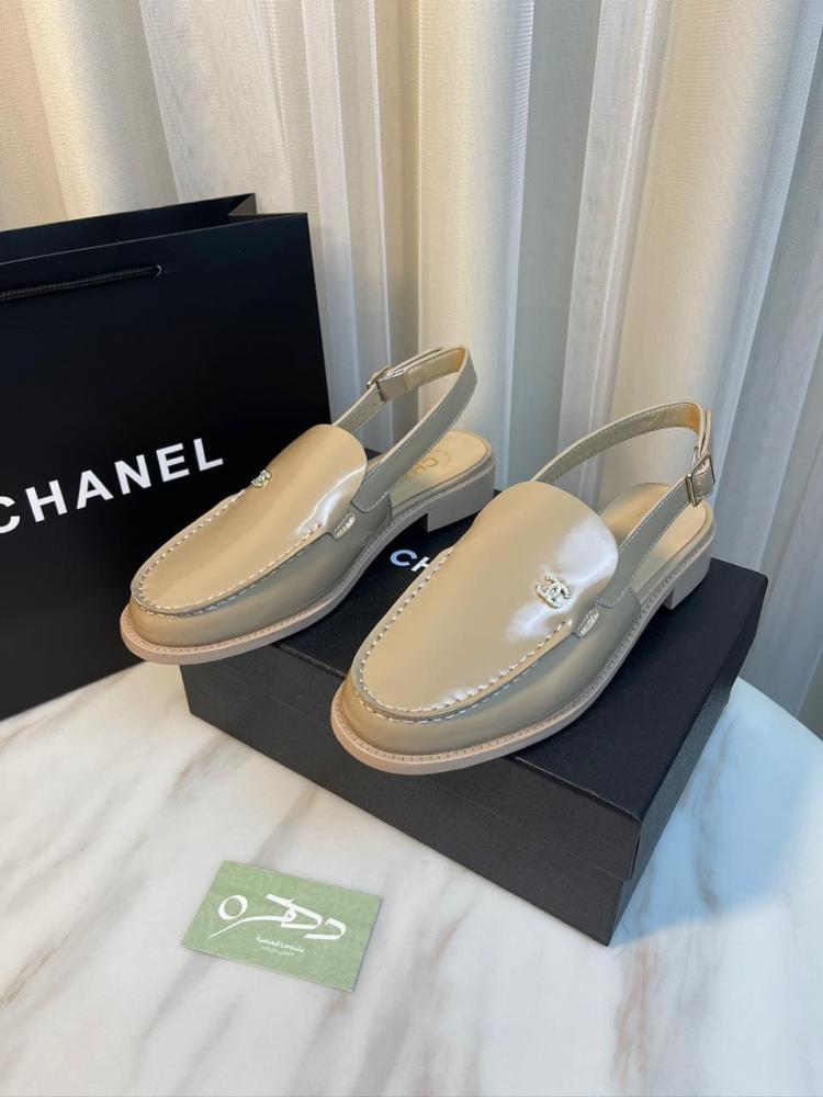 صندل شانيل مسطح بشعار شانيل - بيج