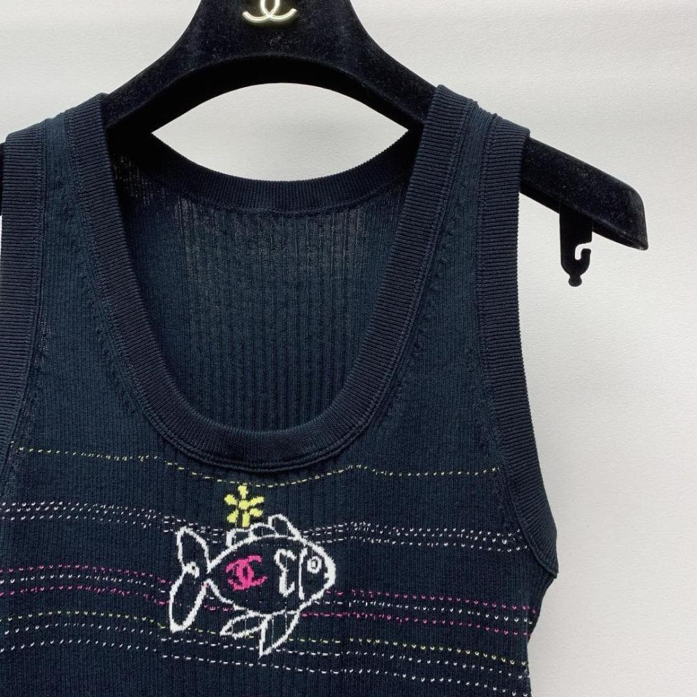 توب صيفي من شانيل بتصميم سمكة مطرزة