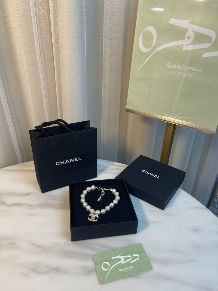 سوار بسلسلة لؤلؤ مع سلسلة معدنية بشعار شانيل