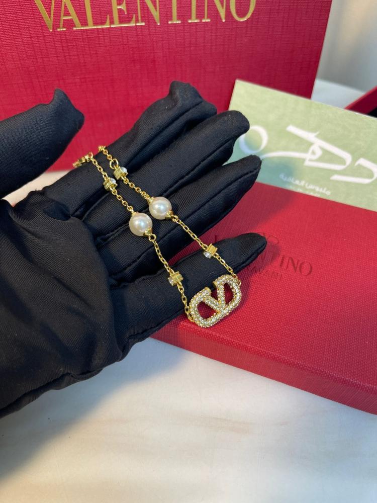 سوار بشعار فلوجو مرصع بكريستالات بلؤلؤتين من فالنتينو