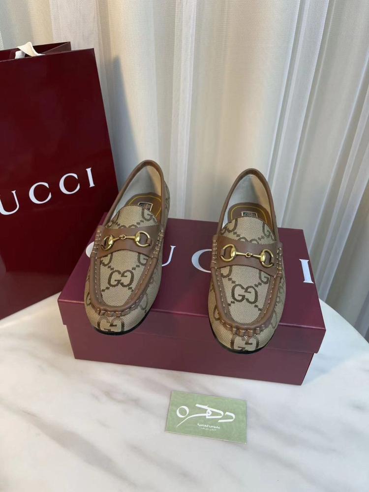 حذاء Gucci بقطعة معدنية من تصميم Horsebit
