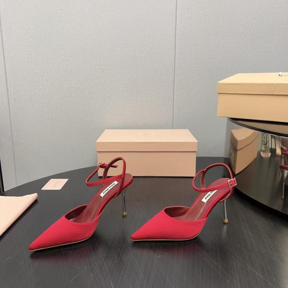 حذاء ميو ميو بكعب معدني ومقدمة مغلقة مدببة