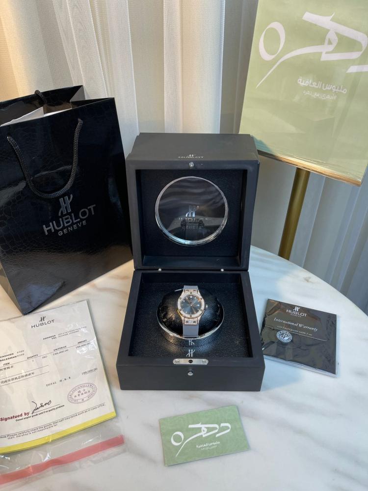 ساعة هوبلوت كلاسيك فيوجن فصوص صغيرة صفين حول الساعة والمعدن - رمادي و ذهبي