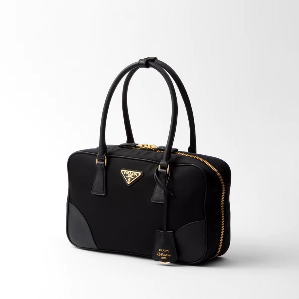 حقيبة نسائية من Prada بمقبض مزدوج مزينة بشعار الماركة - لون أسود
