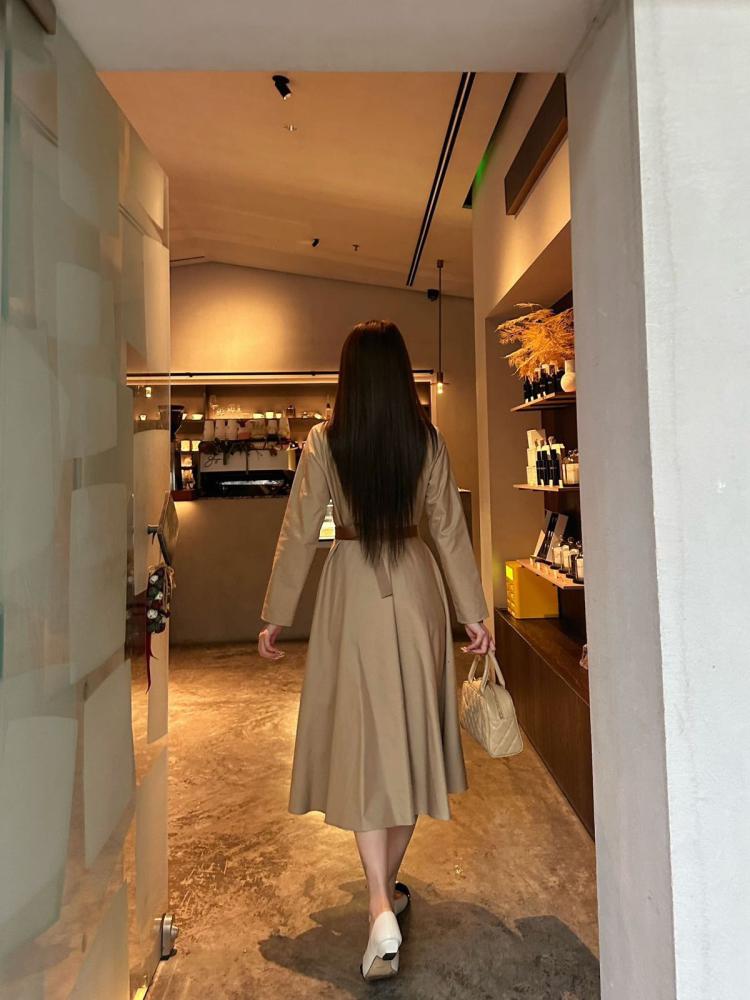 فستان برادا بشعار على الصدر وحزام جلدي وسحاب - بيج