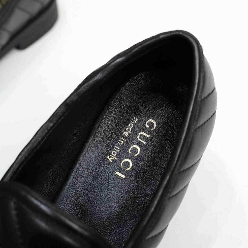 حذاء سهل الارتداء جلد مبطن بخطوط شيفرون وشعار GG من قوتشي