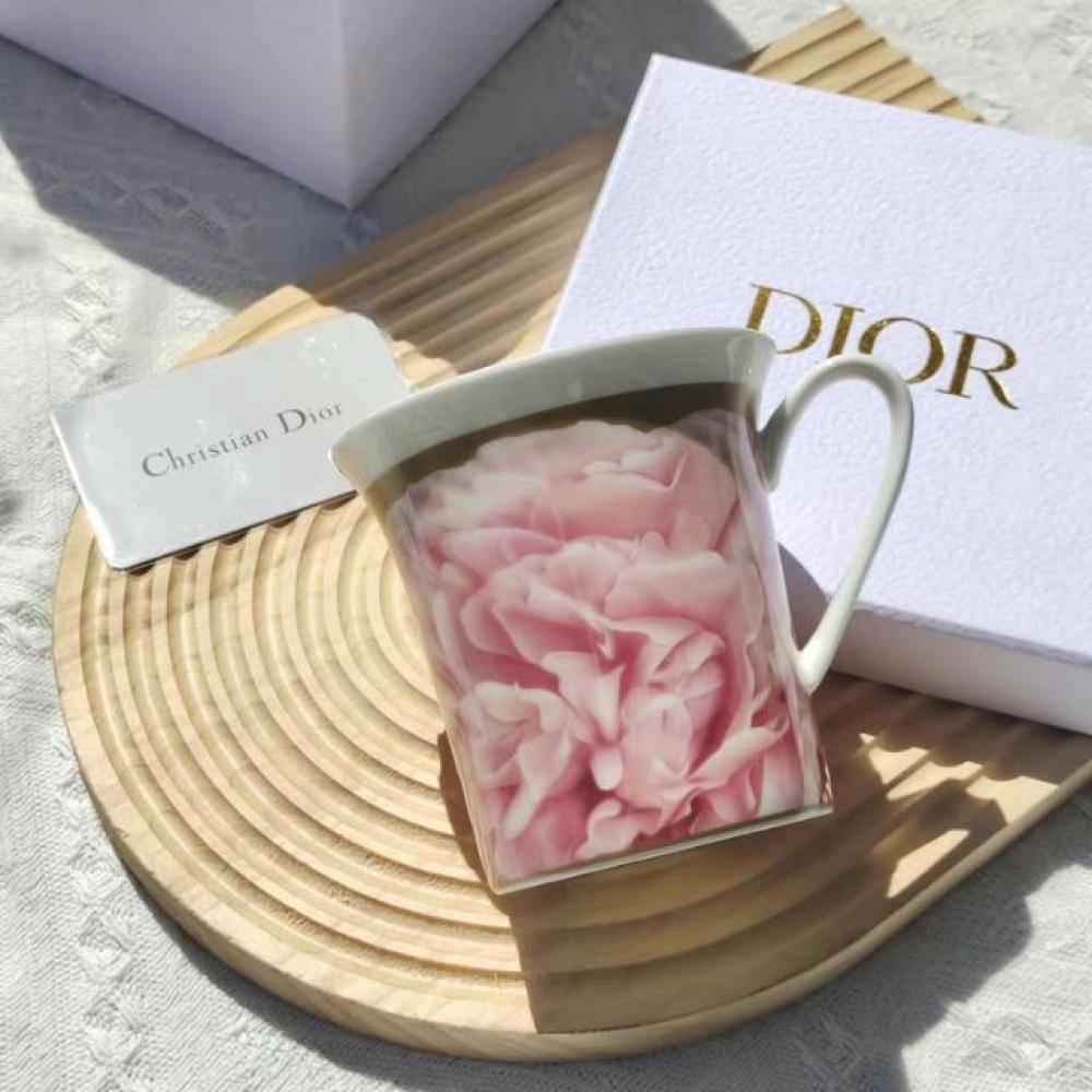 كوب كريستيان ديور بطبعة زهور حرارية