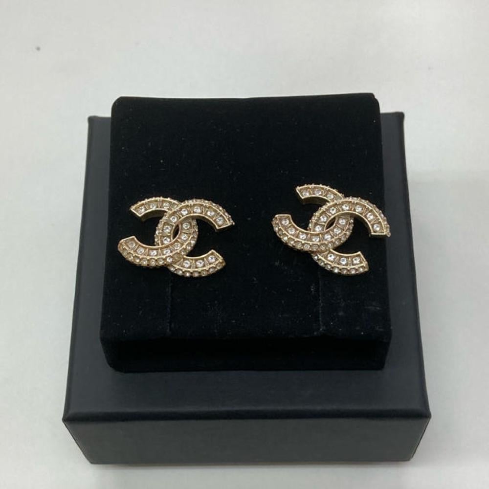 حلق شانيل ابيض مزين بحبات الكريستال