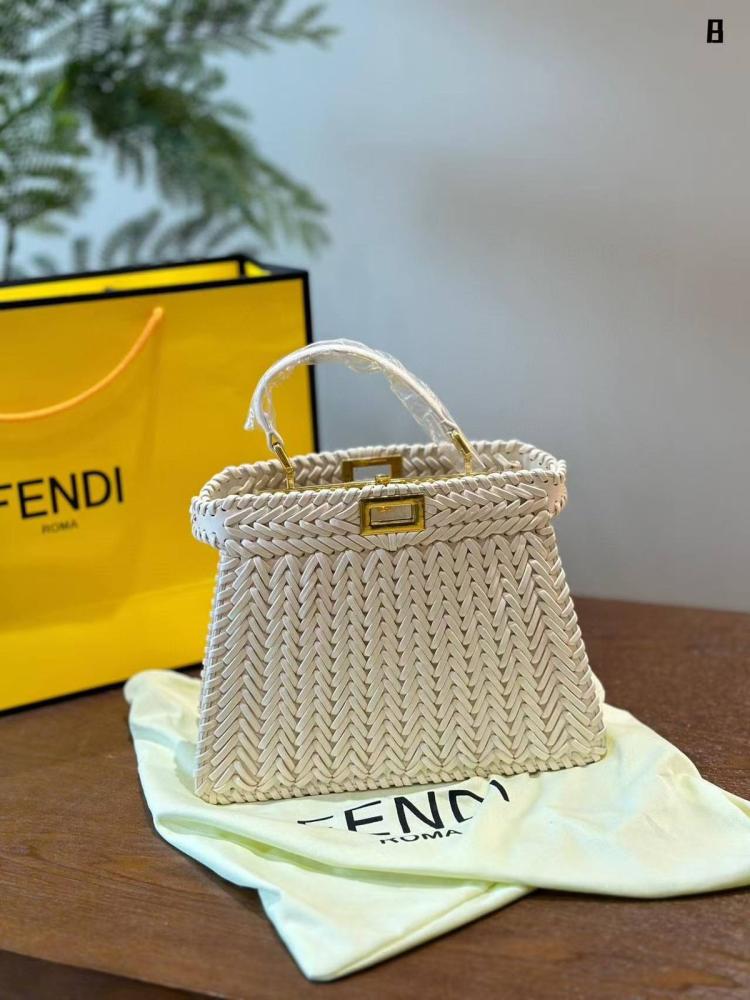 حقيبة بيكابو ايسيو من فندي 20