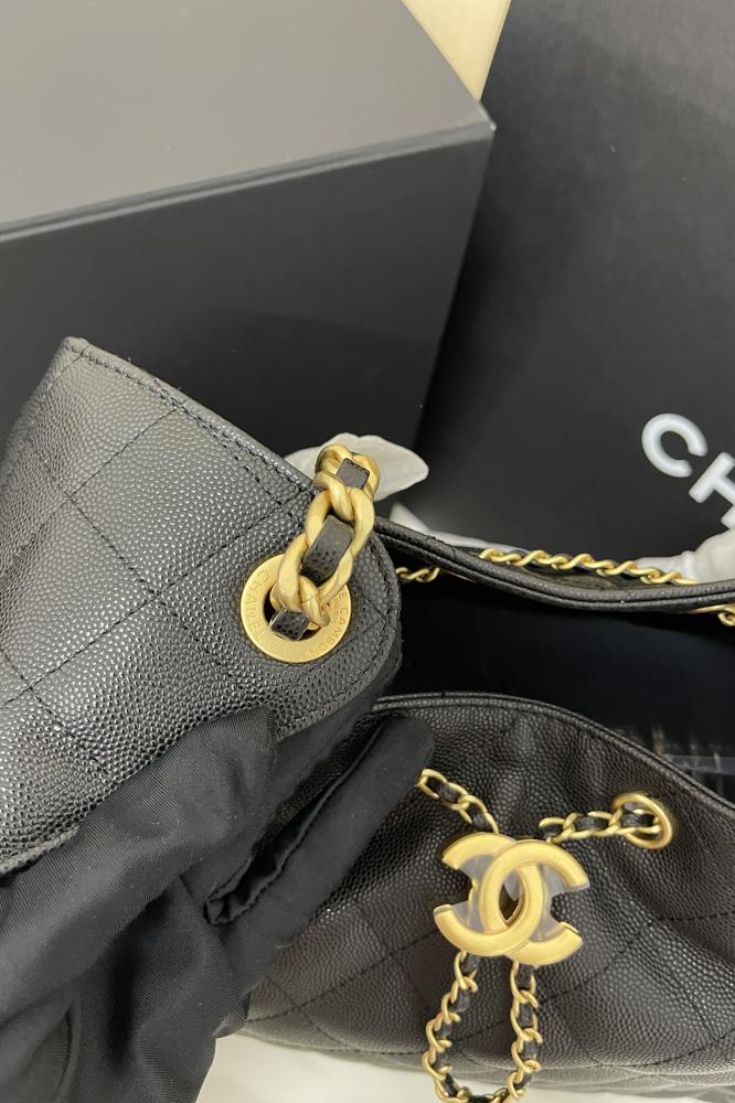 حقيبة جلد وهاردوير ذهبي من شانيل