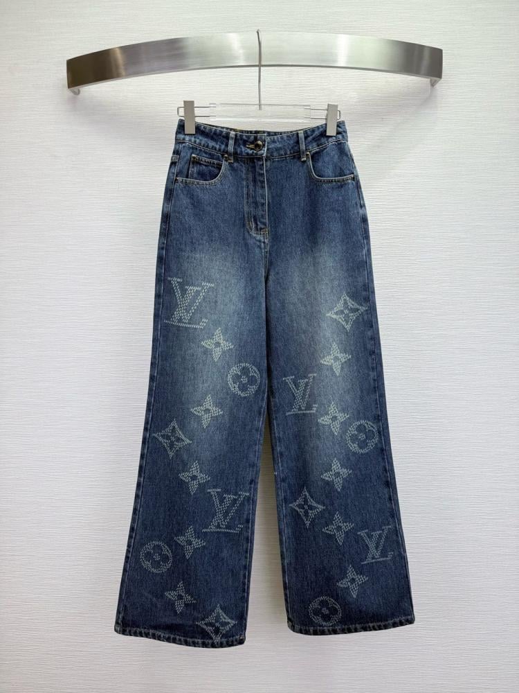 بنطال جينز بنقوش مونوغرام مطرزة من لويس فيتون