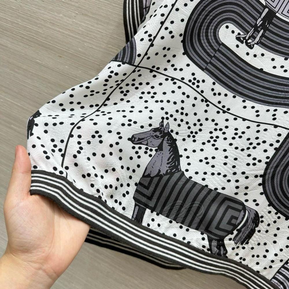 كنزة "Garde-Robe Pop" طويلة الأكمام من Hermès