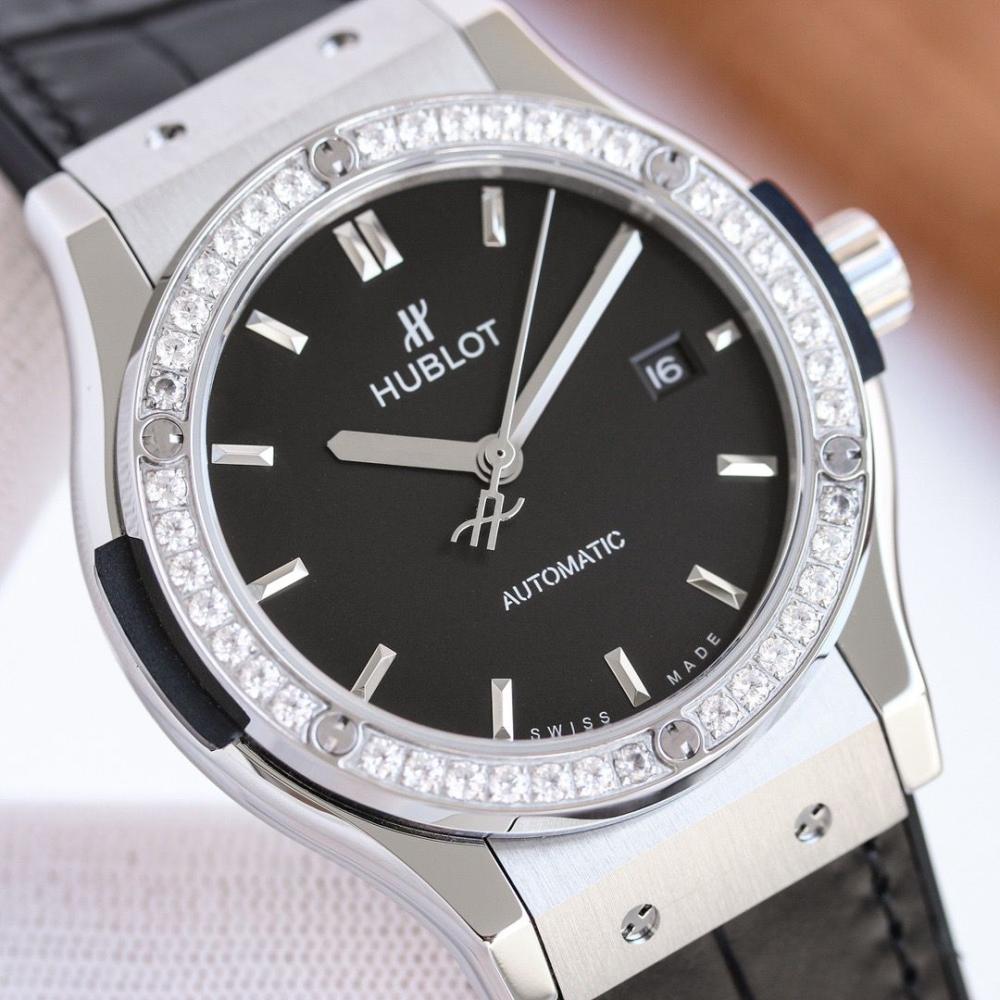 ساعة كلاسيك فيوجن تيتانيوم باطار كريستالي من هوبلو hublot