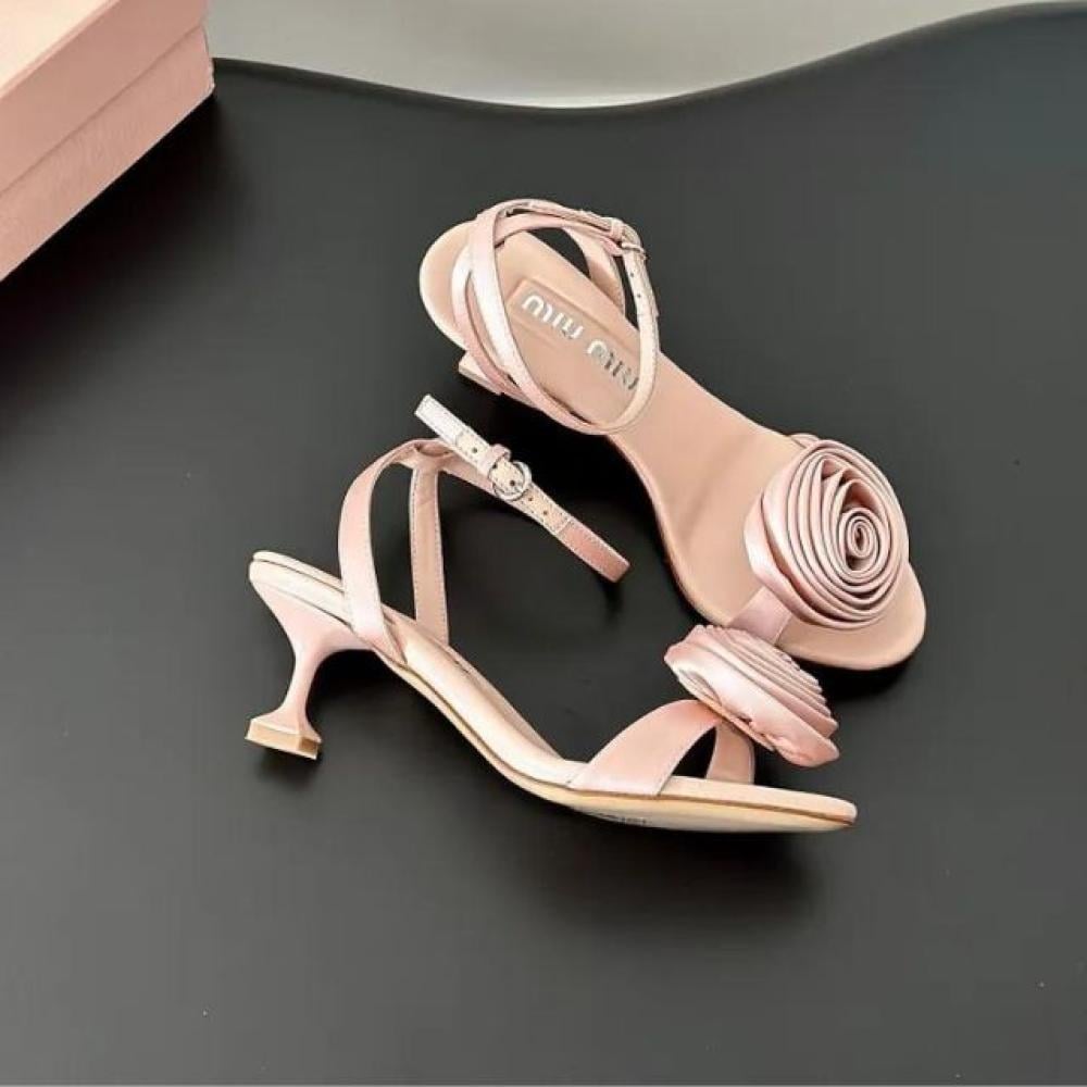 صندل من الجلد من ميو ميو