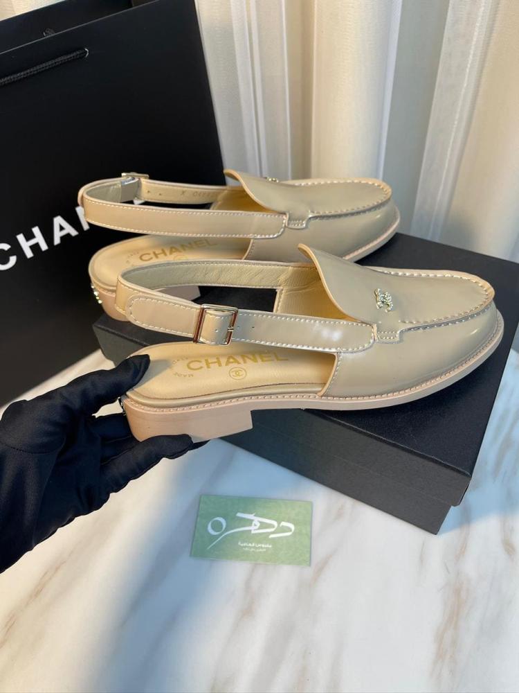 صندل شانيل مسطح بشعار شانيل - بيج