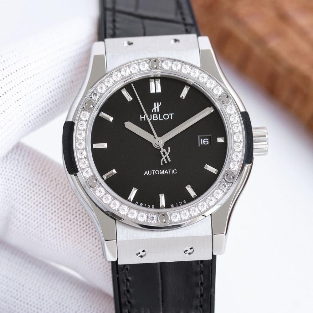 ساعة كلاسيك فيوجن تيتانيوم باطار كريستالي من هوبلو hublot