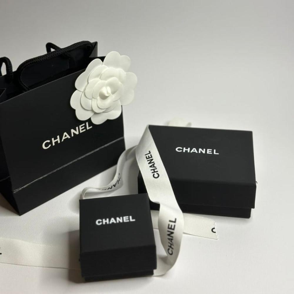 حلق شانيل ابيض مزين بحبات الكريستال