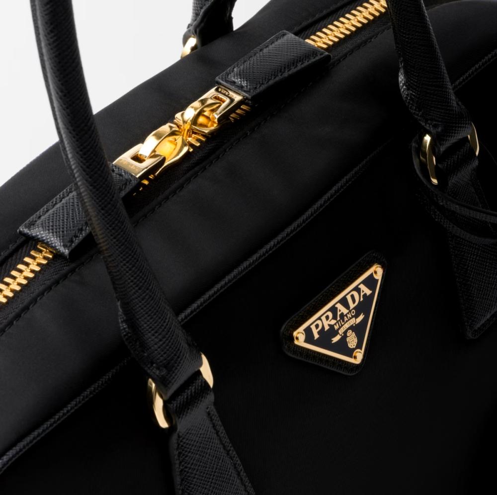 حقيبة نسائية من Prada بمقبض مزدوج مزينة بشعار الماركة - لون أسود