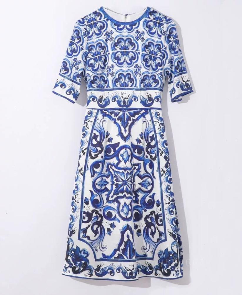 فستان ميدي بطبعات ماجوليكا من دولتشي اند غابانا