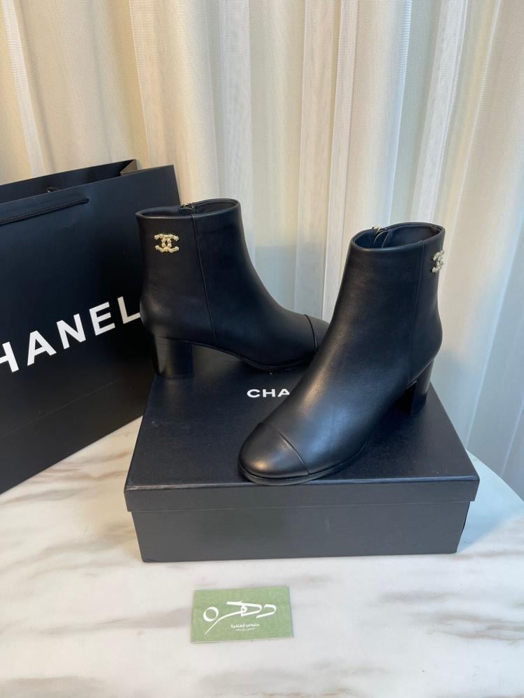 بوت شانيل الكاحل باللون الأسود