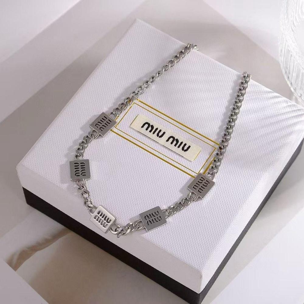 قلادة ميو ميو سلسلة بـ 5 مربعات بحفر الشعار مجوف