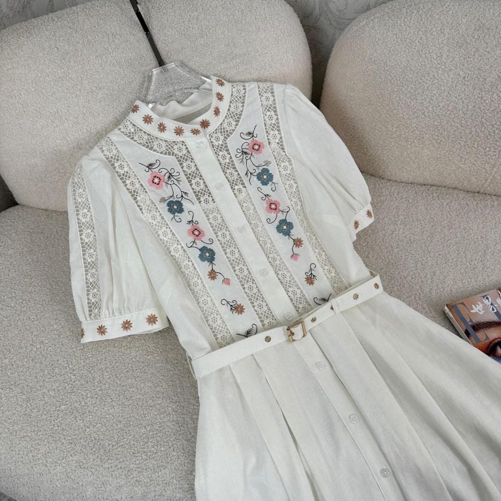 فستان كتان مطرز بأكمام قصيرة