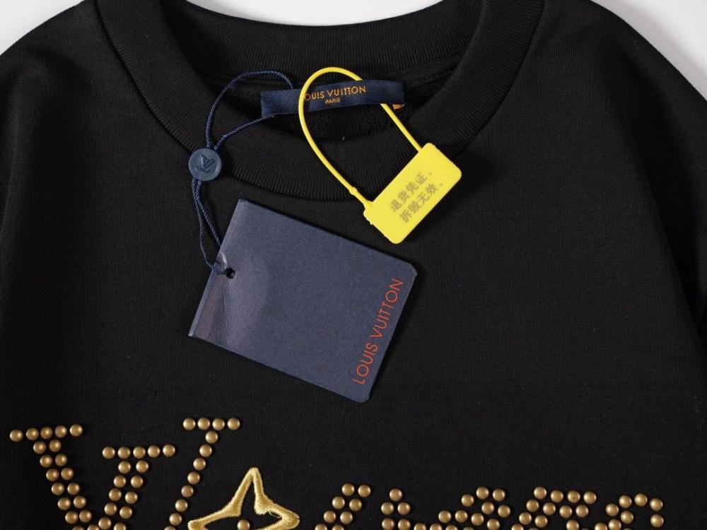 قميص قطني بياقة دائرية مرصعة بشعار LV Vers من لويس فيتون