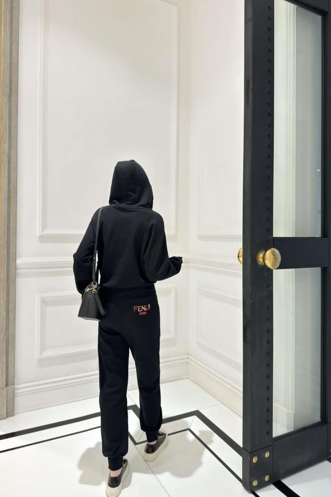 طقم بيجامة فندي بشعار كبير محبوك متعدد الألوان