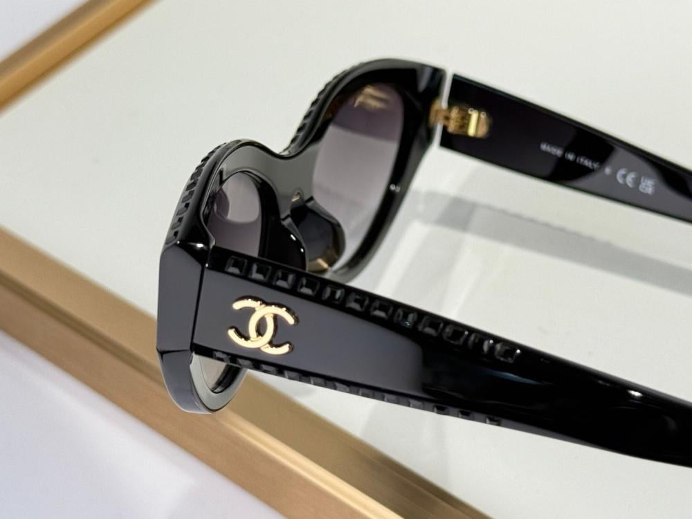 نظارة شمسية بعيون قطة سوداء من شانيل