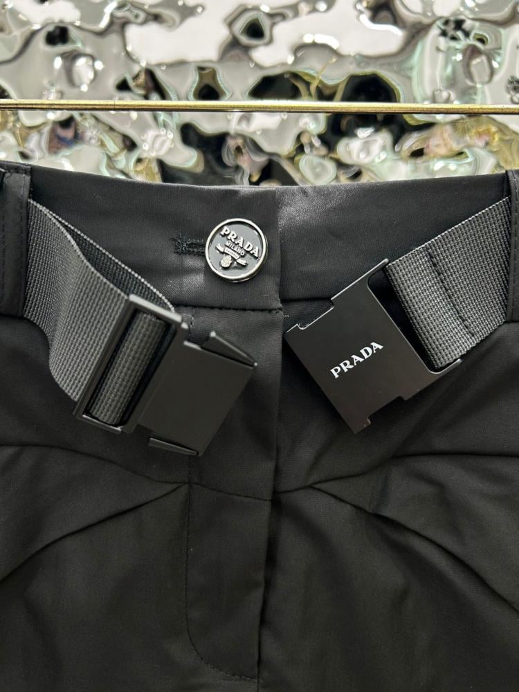 طقم تيور برادا بلوزة وتنورة