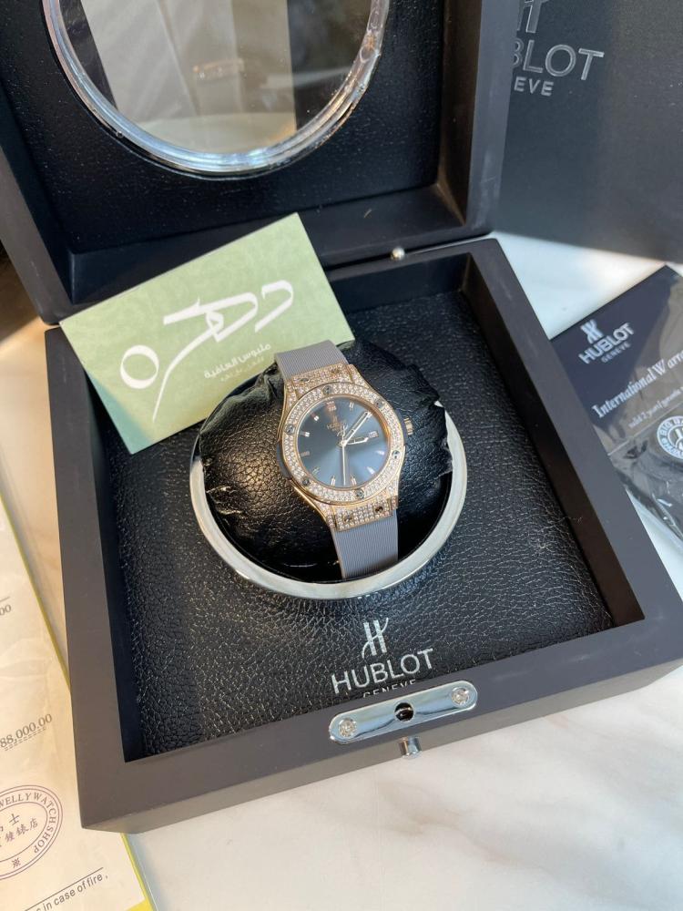 ساعة هوبلوت كلاسيك فيوجن فصوص صغيرة صفين حول الساعة والمعدن - رمادي و ذهبي