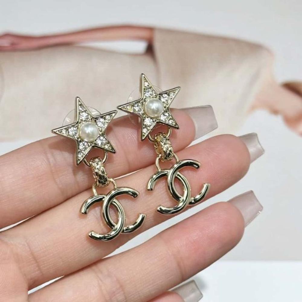 أقراط بنجمة خماسية وشعار شانيل مع لؤلؤ