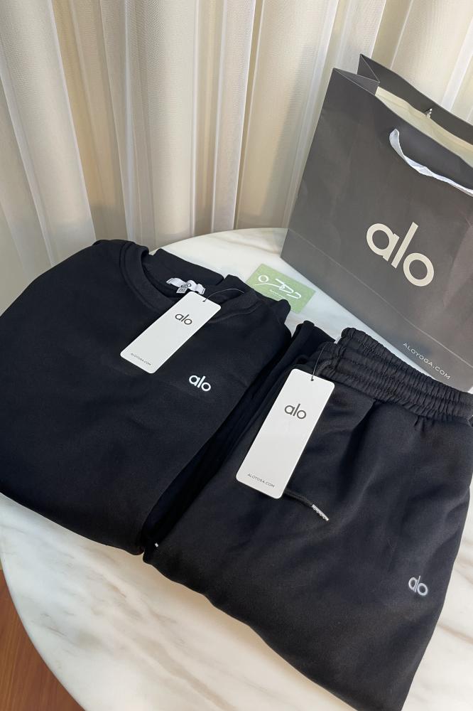 طقم سويتز برقبة دائرية ضيقة وبنطال من alo yoga - مجموعة 3