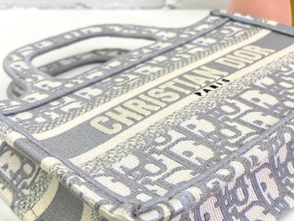 شنطة ديور بوك توت 24 سم - رمادي وبيج لوقو