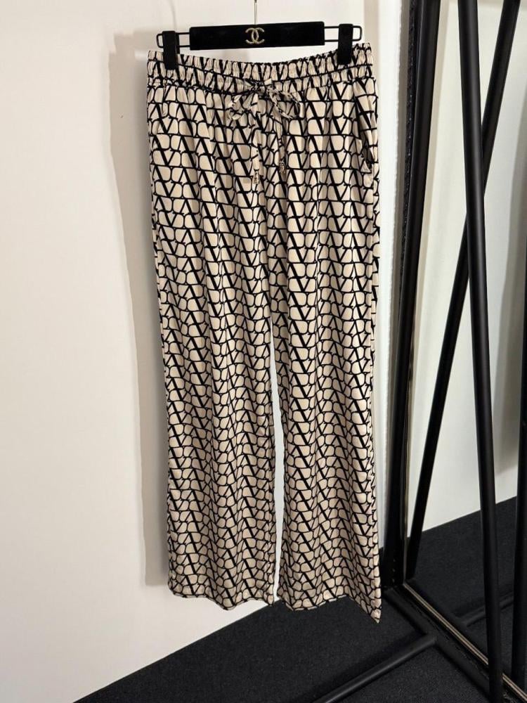 طقم قميص و بنطال بطبعة توال أيكونوغراف من فالنتينو