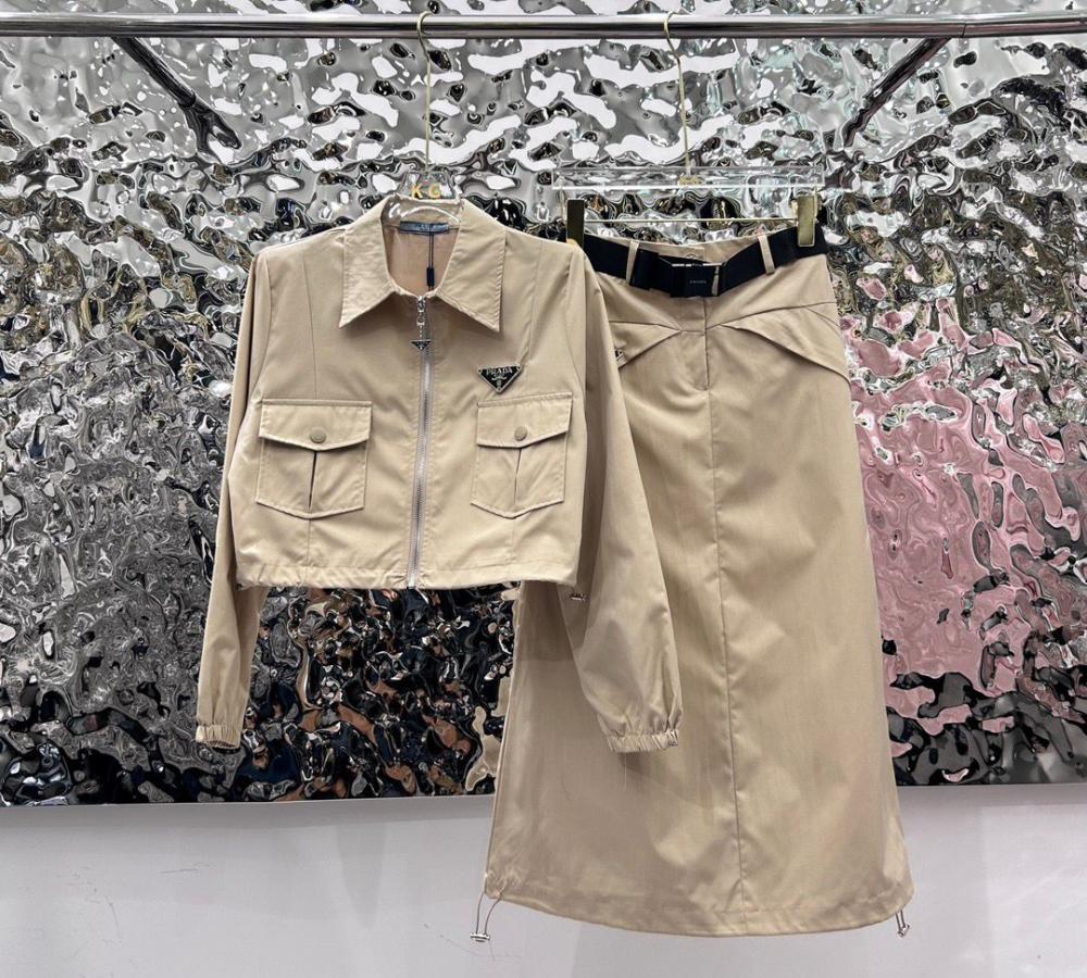 طقم تيور برادا بلوزة وتنورة