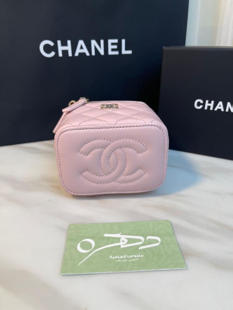 حقيبة مستحضرات تجميل شانيل صغيرة 11 سم بمقبض علوي