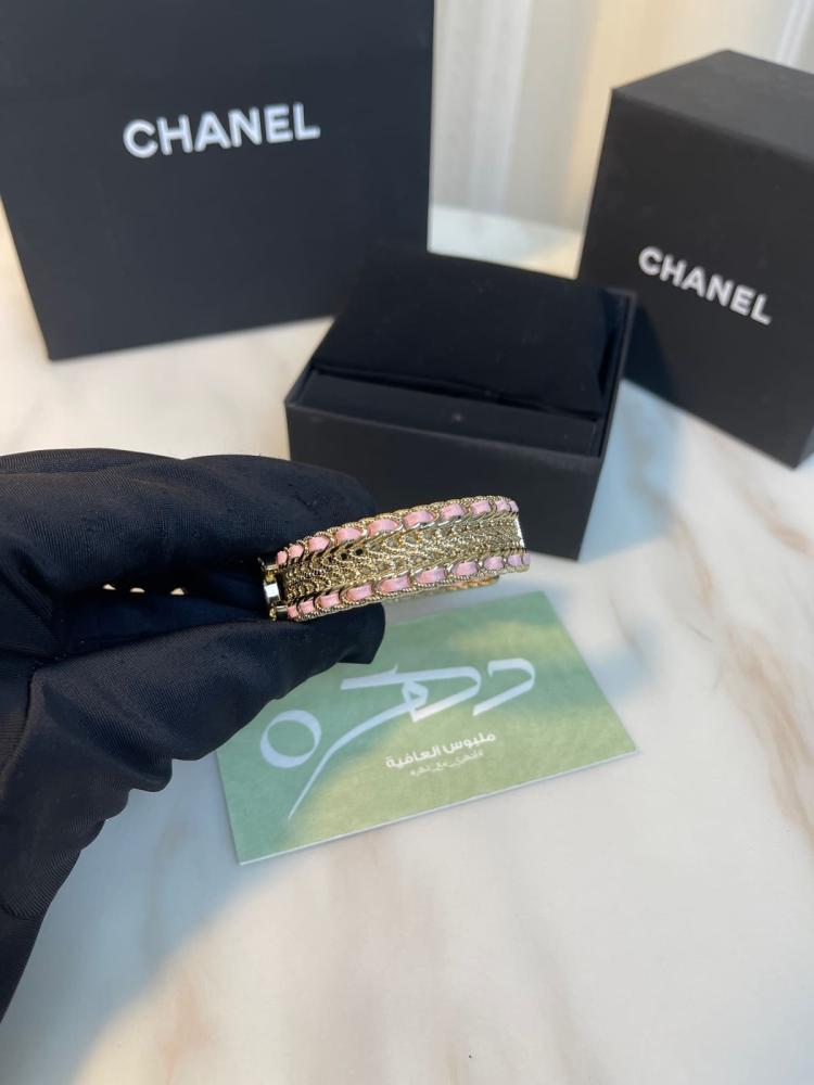 سوار جلدي بشعار CC مرصع بالكريستال من شانيل