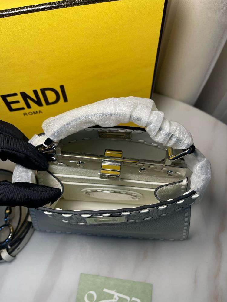 حقيبة بيكابو ايسيو سيليرا بيضاء من فندي