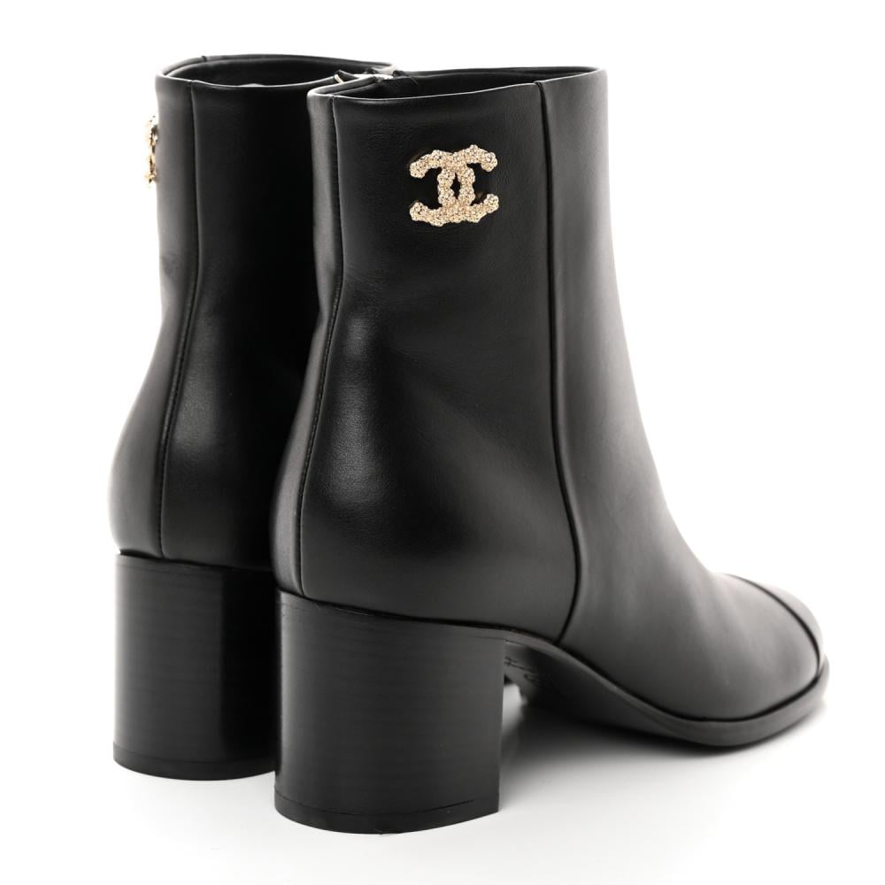 بوت شانيل الكاحل باللون الأسود