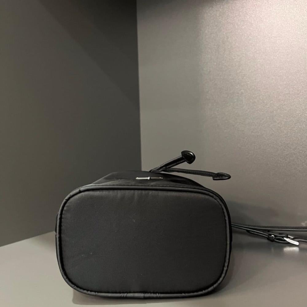 حقيبة يد برادا Re-Nylon- مقاس 23