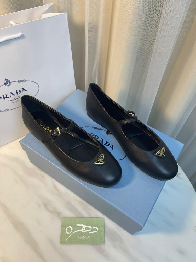 حذاء باليرينا بشعار مثلث من برادا