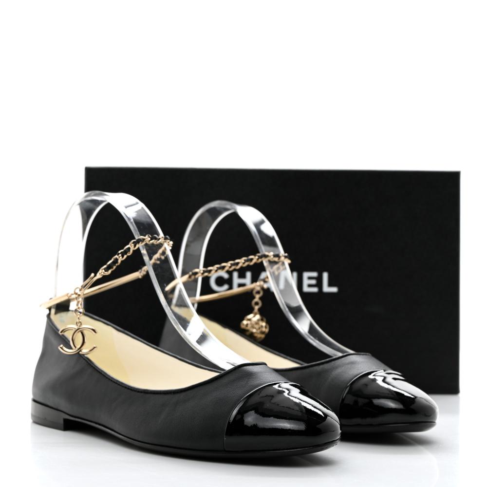 حذاء كلاسيكي من شانيل بسلسلة  على الكاحل باللون الأسود