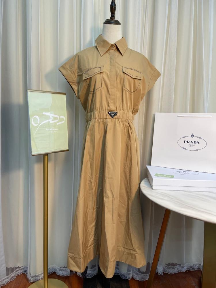 فستان برادا ميدي بتصميم أنيق