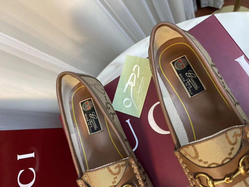 حذاء Gucci بقطعة معدنية من تصميم Horsebit