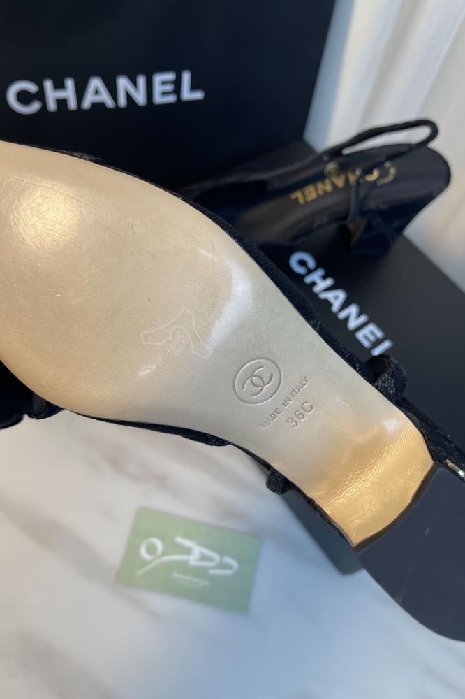 حذاء شانيل سليب باك بكعب متوسط باللون الأسود