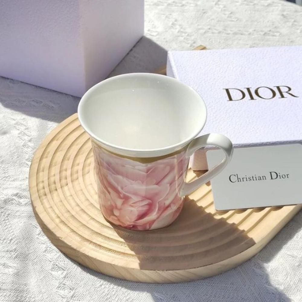 كوب كريستيان ديور بطبعة زهور حرارية
